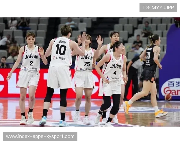 女篮球队在高压下的换防完成神级配合