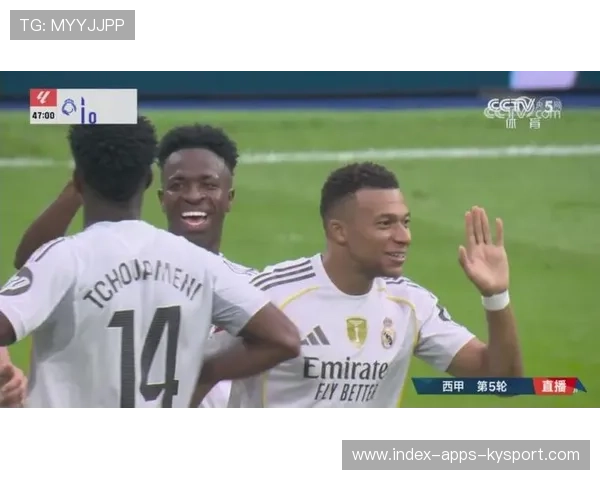 皇马中场持球推进，维尼修斯突围后破门庆祝